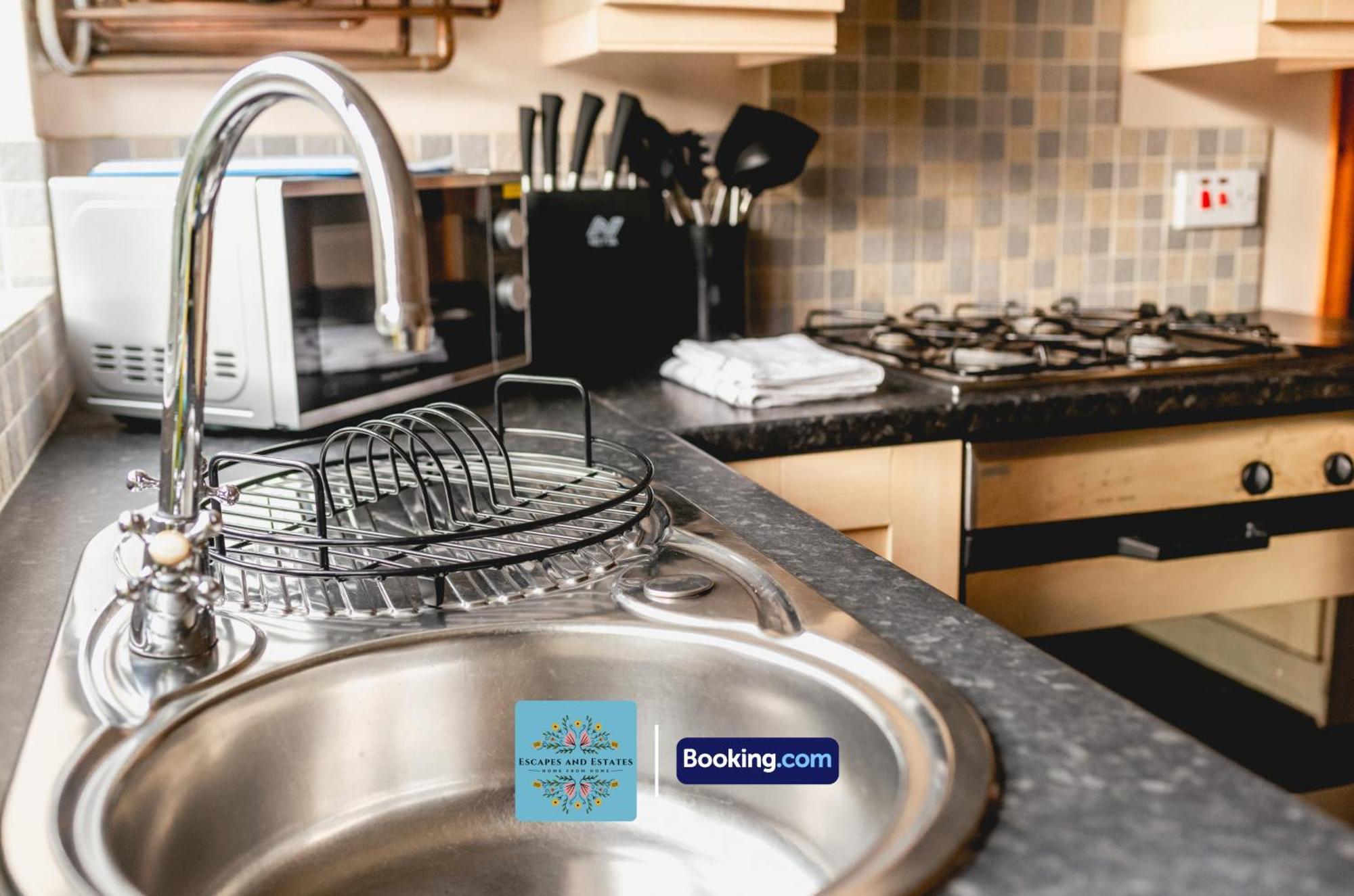 3 Bedroom House By Escape & Estates Short Lets & Serviced With Patio & Garden Appartamento