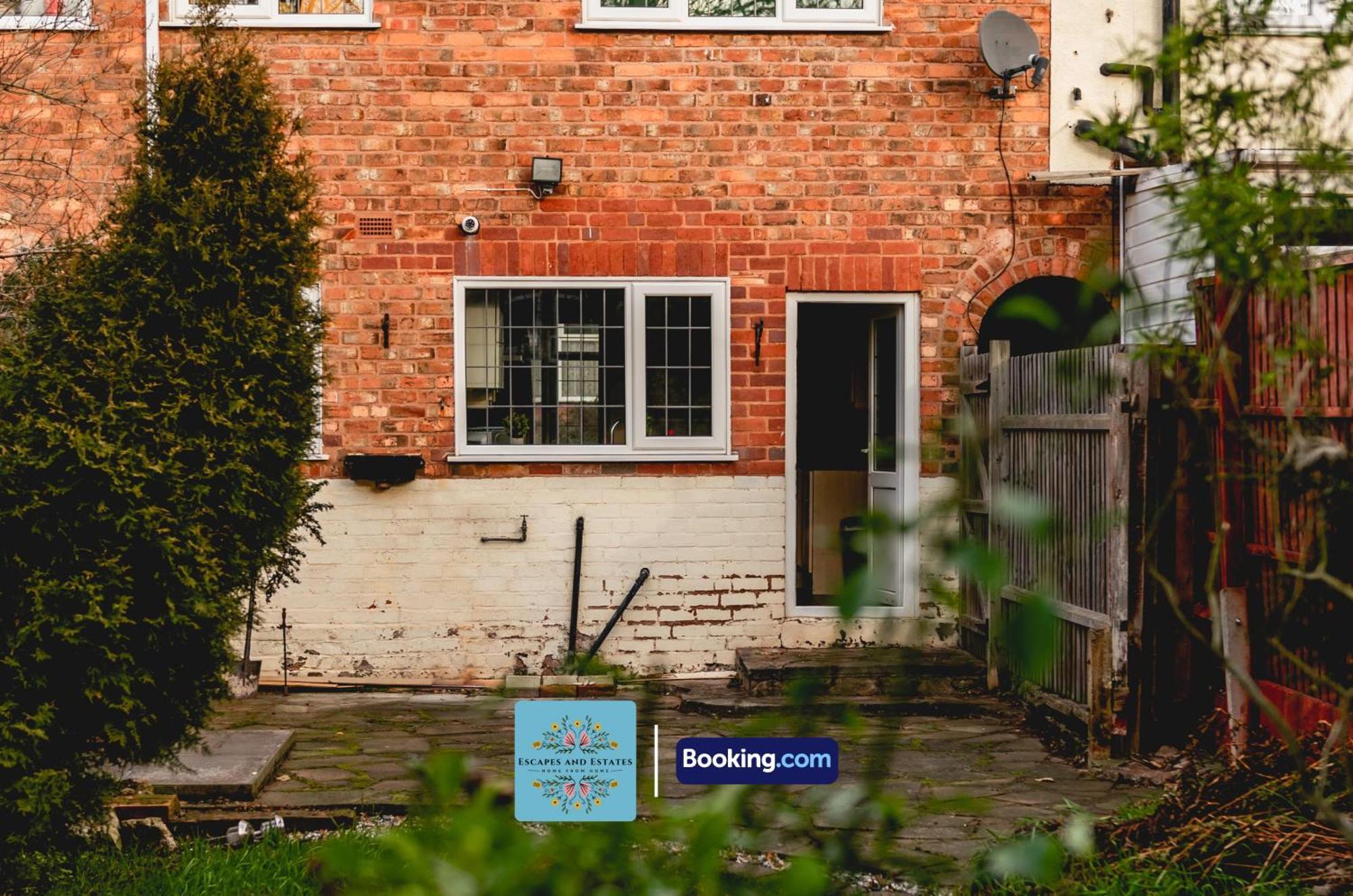 3 Bedroom House By Escape & Estates Short Lets & Serviced With Patio & Garden * Birmingham